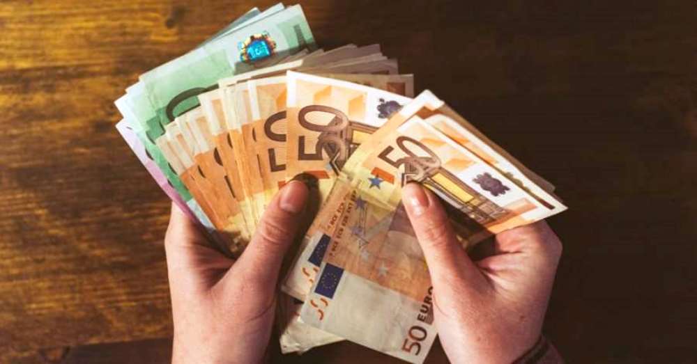 Rriten ndjeshem depozitat ne valute ne tetor, 57.4 per qind e totalit
